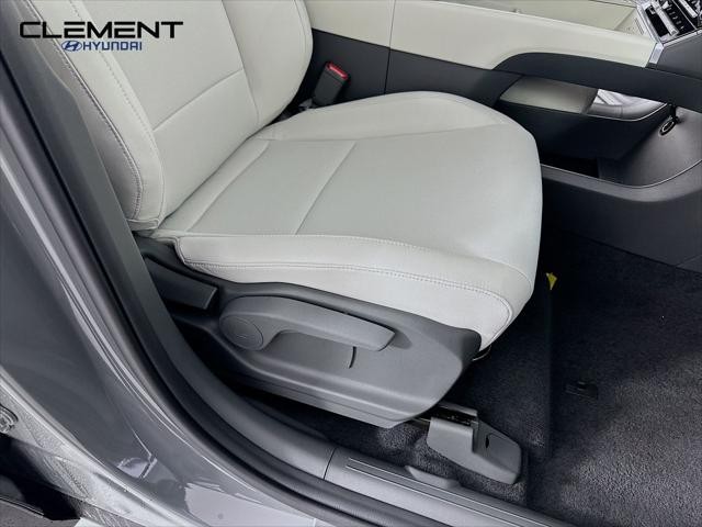 Hyundai Santa Fe Vehicle Full-screen Gallery Image 27