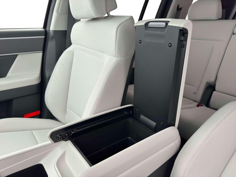 Hyundai Santa Fe Vehicle Full-screen Gallery Image 18