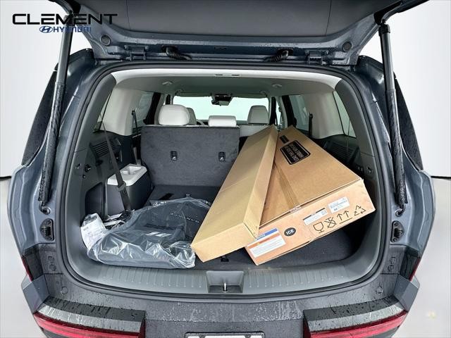 Hyundai Santa Fe Vehicle Full-screen Gallery Image 9