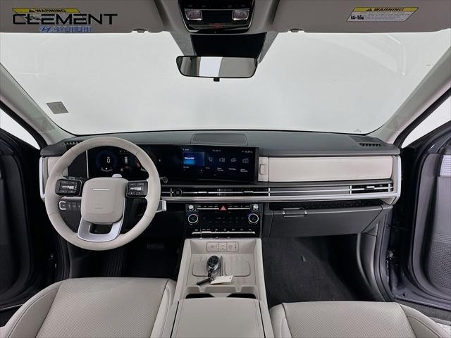 Hyundai Santa Fe Vehicle Full-screen Gallery Image 11