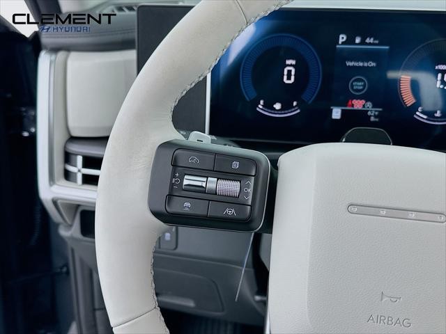 Hyundai Santa Fe Vehicle Full-screen Gallery Image 14