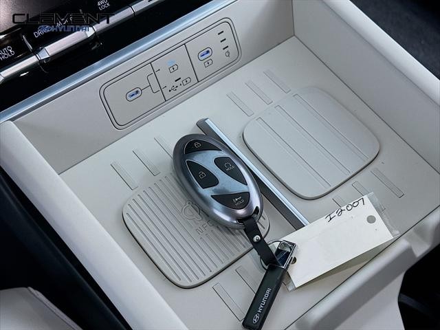 Hyundai Santa Fe Vehicle Full-screen Gallery Image 21