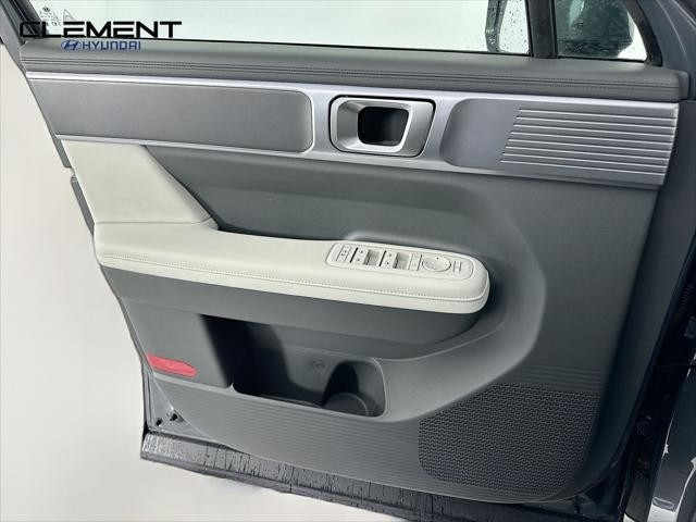 Hyundai Santa Fe Vehicle Full-screen Gallery Image 23