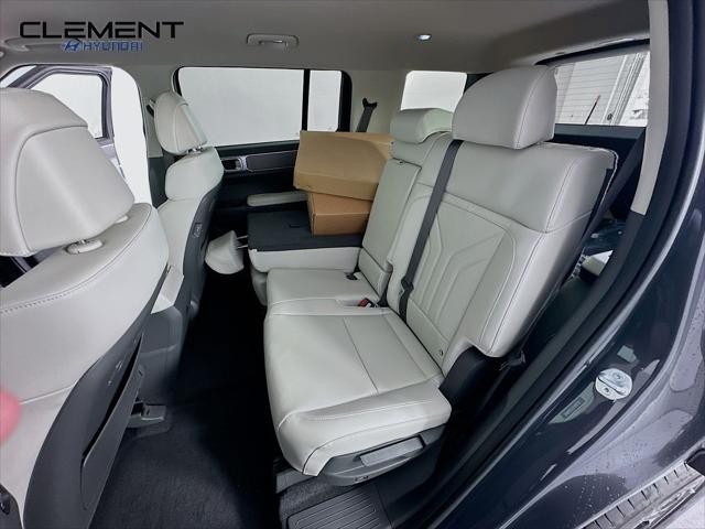 Hyundai Santa Fe Vehicle Full-screen Gallery Image 27