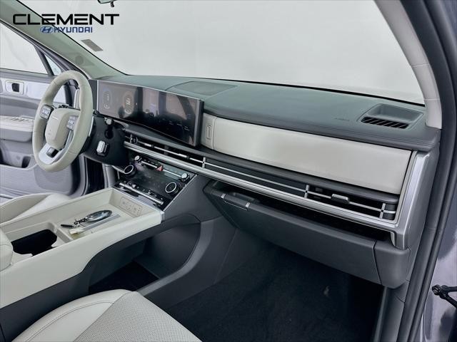 Hyundai Santa Fe Vehicle Full-screen Gallery Image 29