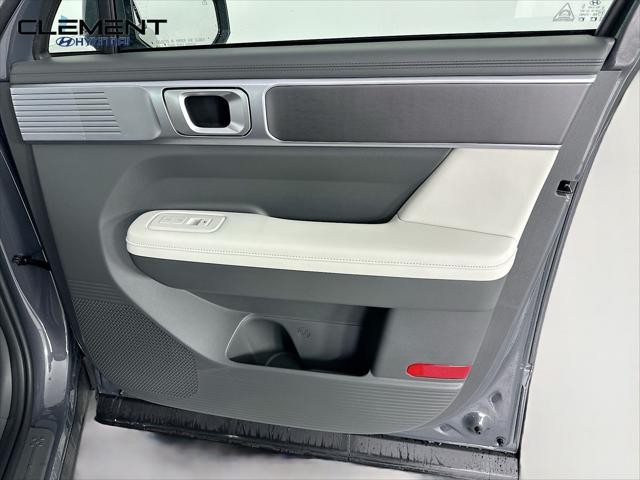 Hyundai Santa Fe Vehicle Full-screen Gallery Image 30