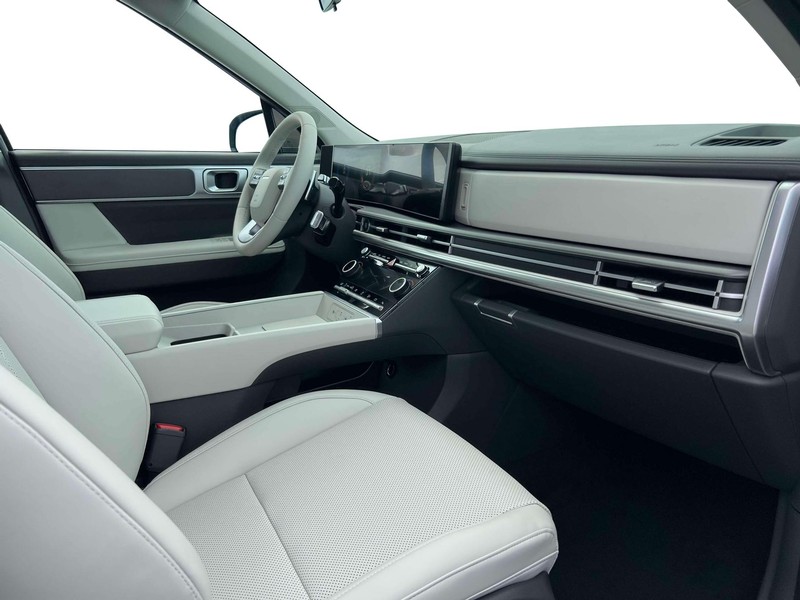 Hyundai Santa Fe Vehicle Full-screen Gallery Image 15