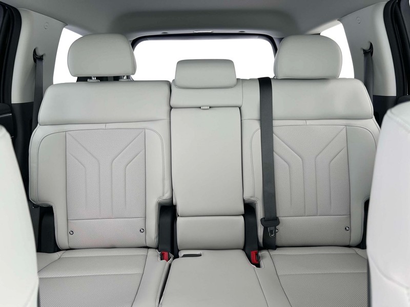 Hyundai Santa Fe Vehicle Full-screen Gallery Image 16