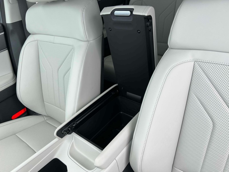 Hyundai Santa Fe Vehicle Full-screen Gallery Image 18