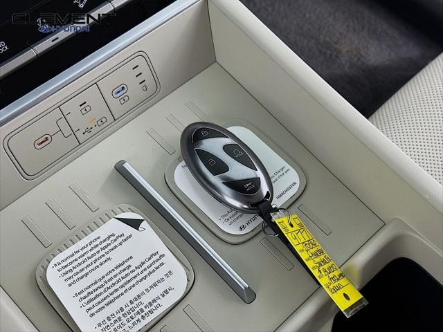 Hyundai Santa Fe Vehicle Full-screen Gallery Image 21