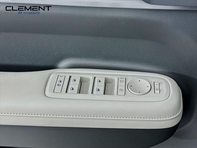 Hyundai Santa Fe Vehicle Full-screen Gallery Image 22