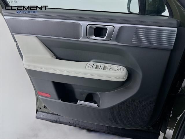 Hyundai Santa Fe Vehicle Full-screen Gallery Image 23