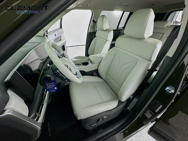 Hyundai Santa Fe Vehicle Full-screen Gallery Image 25