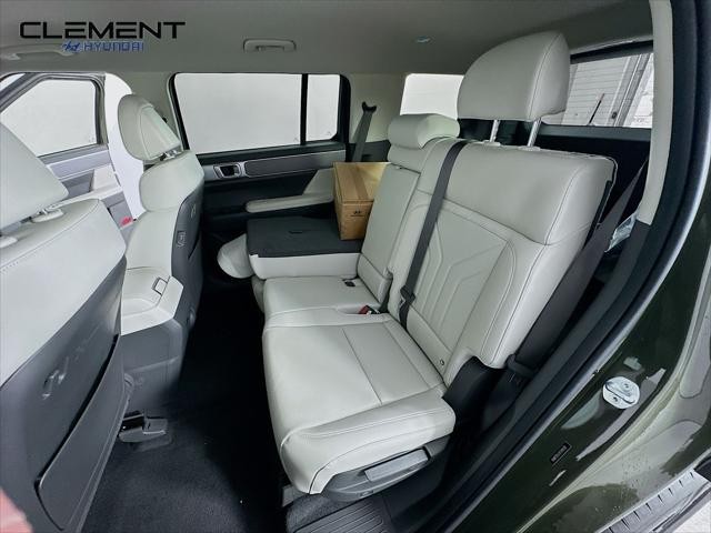 Hyundai Santa Fe Vehicle Full-screen Gallery Image 27