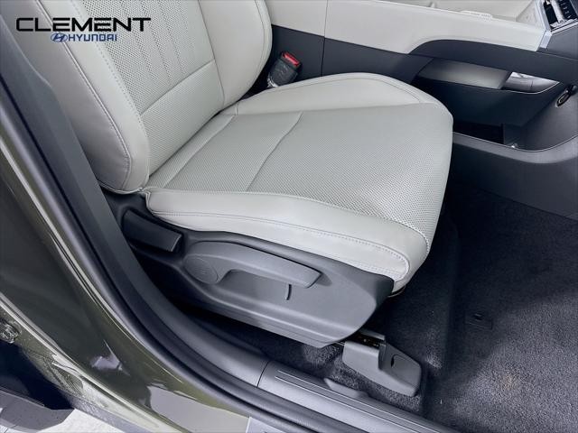 Hyundai Santa Fe Vehicle Full-screen Gallery Image 28