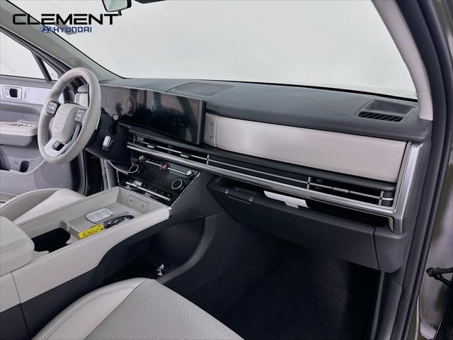 Hyundai Santa Fe Vehicle Full-screen Gallery Image 29