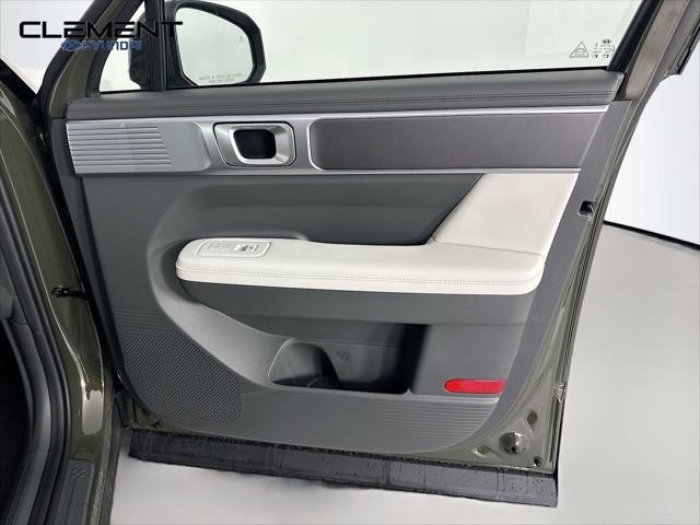 Hyundai Santa Fe Vehicle Full-screen Gallery Image 30