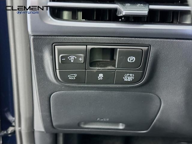 Hyundai Tucson Hybrid Vehicle Full-screen Gallery Image 12