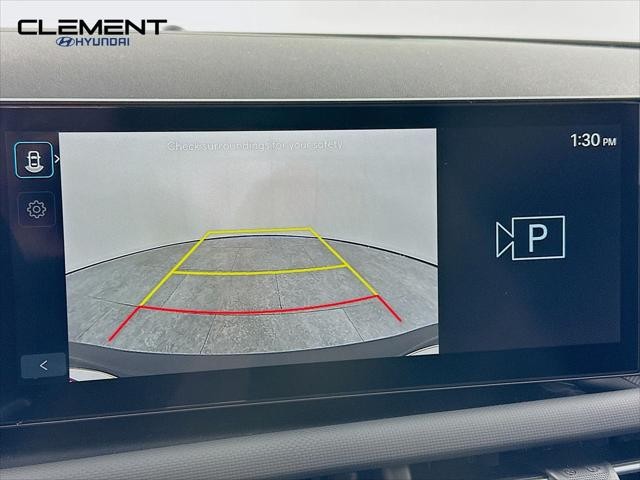 Hyundai Tucson Hybrid Vehicle Full-screen Gallery Image 18