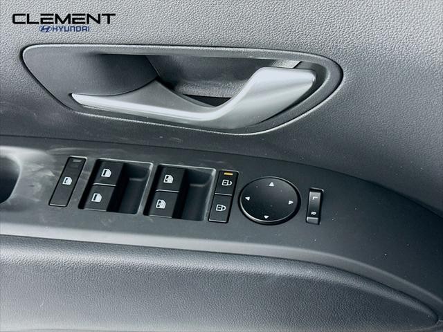 Hyundai Tucson Hybrid Vehicle Full-screen Gallery Image 22