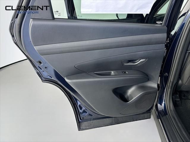 Hyundai Tucson Hybrid Vehicle Full-screen Gallery Image 26