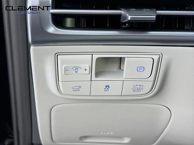 Hyundai Tucson Hybrid Vehicle Full-screen Gallery Image 12