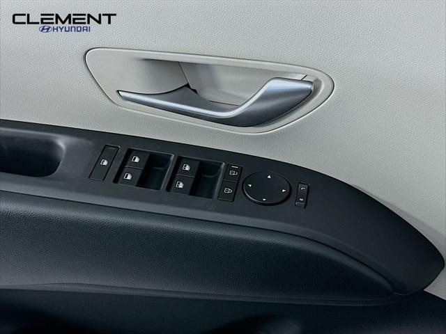 Hyundai Tucson Hybrid Vehicle Full-screen Gallery Image 22