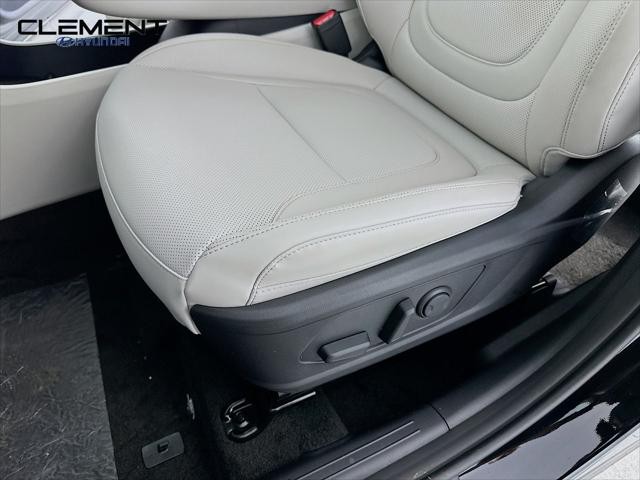 Hyundai Tucson Hybrid Vehicle Full-screen Gallery Image 24