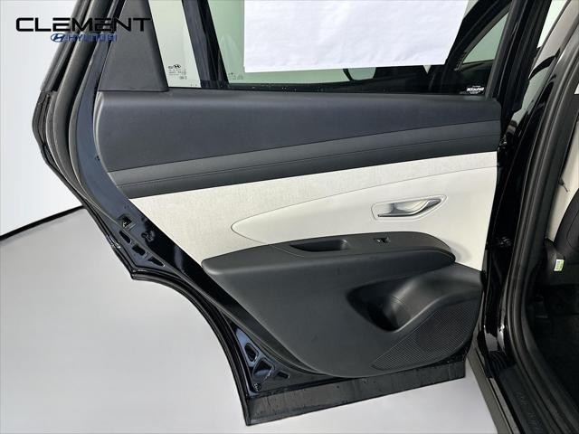 Hyundai Tucson Hybrid Vehicle Full-screen Gallery Image 26