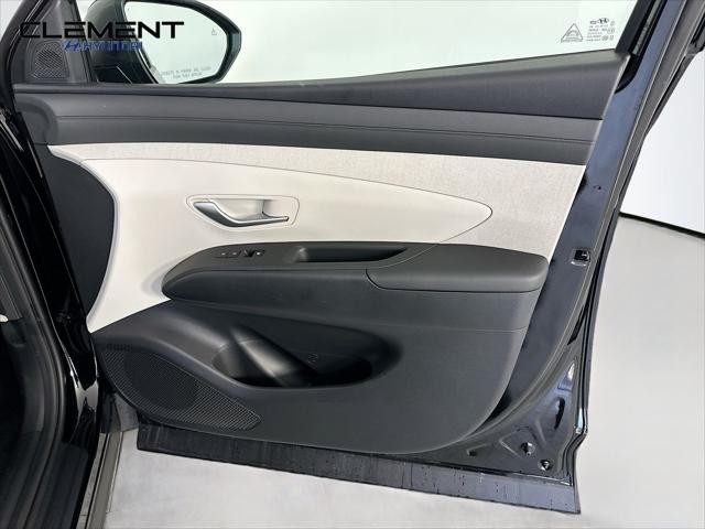 Hyundai Tucson Hybrid Vehicle Full-screen Gallery Image 30