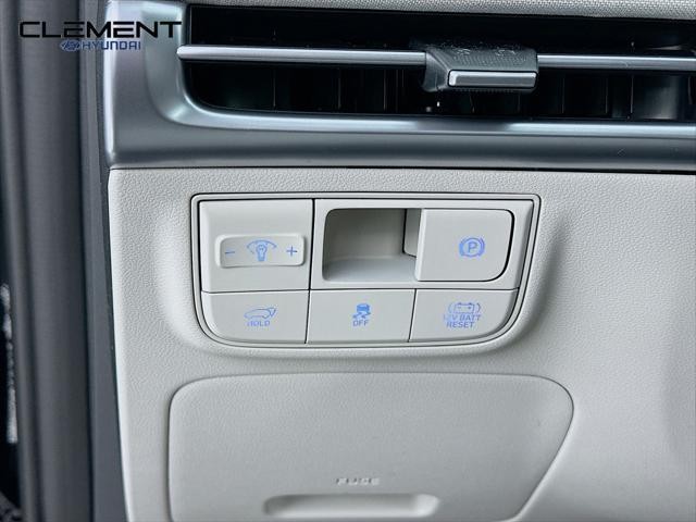 Hyundai Tucson Hybrid Vehicle Full-screen Gallery Image 12