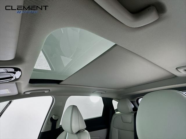 Hyundai Tucson Hybrid Vehicle Full-screen Gallery Image 22