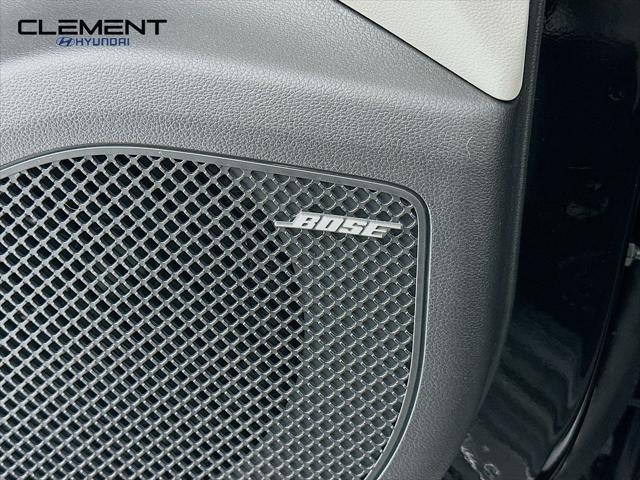 Hyundai Tucson Hybrid Vehicle Full-screen Gallery Image 23