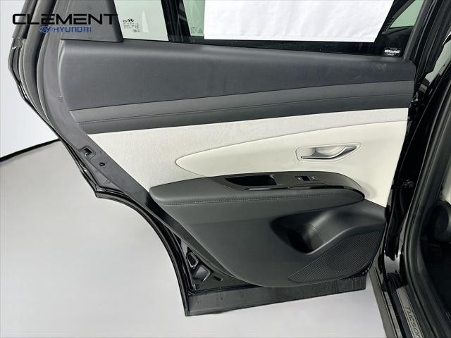 Hyundai Tucson Hybrid Vehicle Full-screen Gallery Image 28