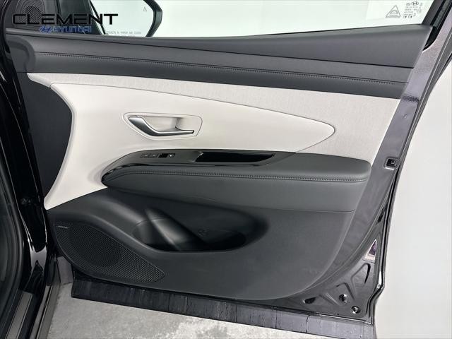 Hyundai Tucson Hybrid Vehicle Full-screen Gallery Image 32