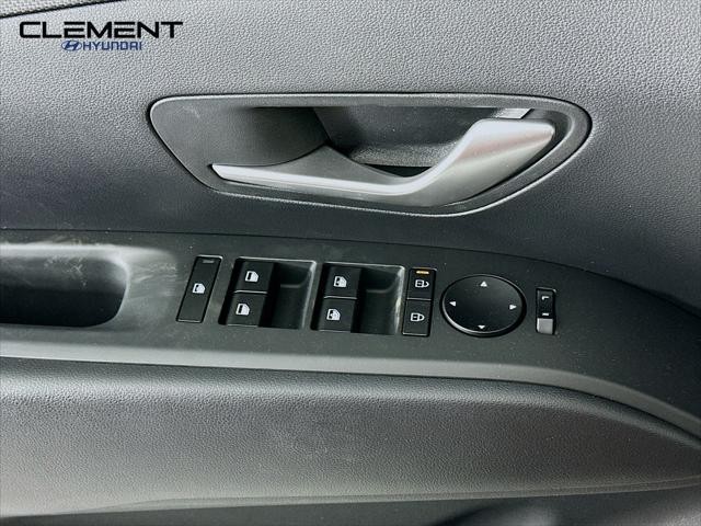 Hyundai Tucson Hybrid Vehicle Full-screen Gallery Image 22