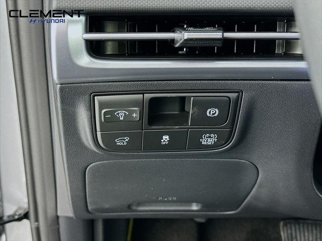 Hyundai Tucson Hybrid Vehicle Full-screen Gallery Image 12