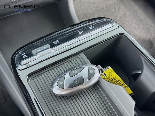 Hyundai Tucson Hybrid Vehicle Full-screen Gallery Image 21