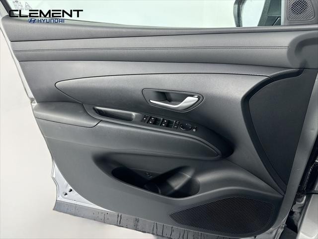 Hyundai Tucson Hybrid Vehicle Full-screen Gallery Image 23