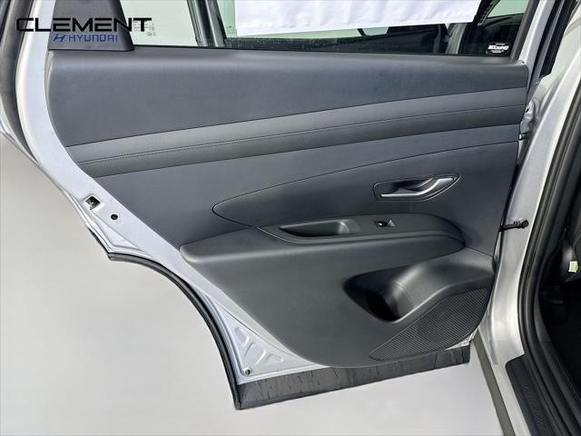 Hyundai Tucson Hybrid Vehicle Full-screen Gallery Image 26