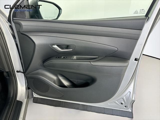 Hyundai Tucson Hybrid Vehicle Full-screen Gallery Image 30