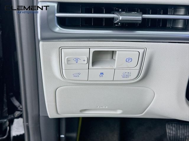 Hyundai Tucson Hybrid Vehicle Full-screen Gallery Image 12