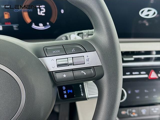 Hyundai Tucson Hybrid Vehicle Full-screen Gallery Image 15