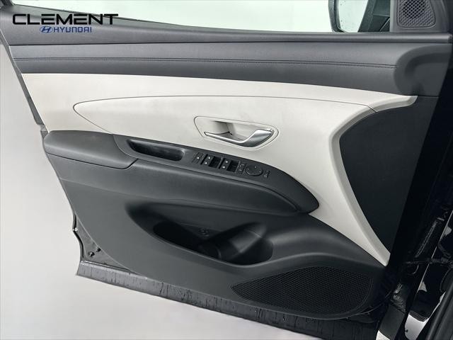 Hyundai Tucson Hybrid Vehicle Full-screen Gallery Image 23