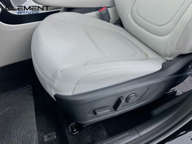 Hyundai Tucson Hybrid Vehicle Full-screen Gallery Image 24