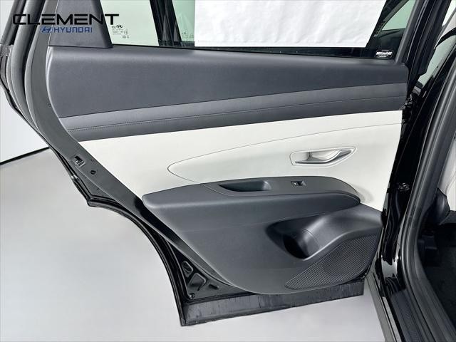 Hyundai Tucson Hybrid Vehicle Full-screen Gallery Image 26