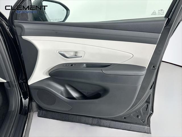 Hyundai Tucson Hybrid Vehicle Full-screen Gallery Image 30