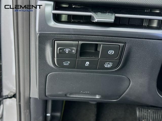 Hyundai Tucson Hybrid Vehicle Full-screen Gallery Image 12