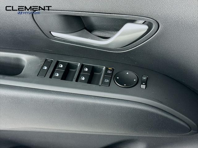 Hyundai Tucson Hybrid Vehicle Full-screen Gallery Image 22