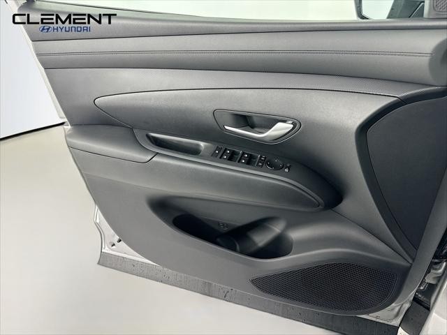 Hyundai Tucson Hybrid Vehicle Full-screen Gallery Image 23